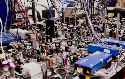 Российские ученые создали ионный квантовый компьютер на 70 кубитов с рекордной точностью